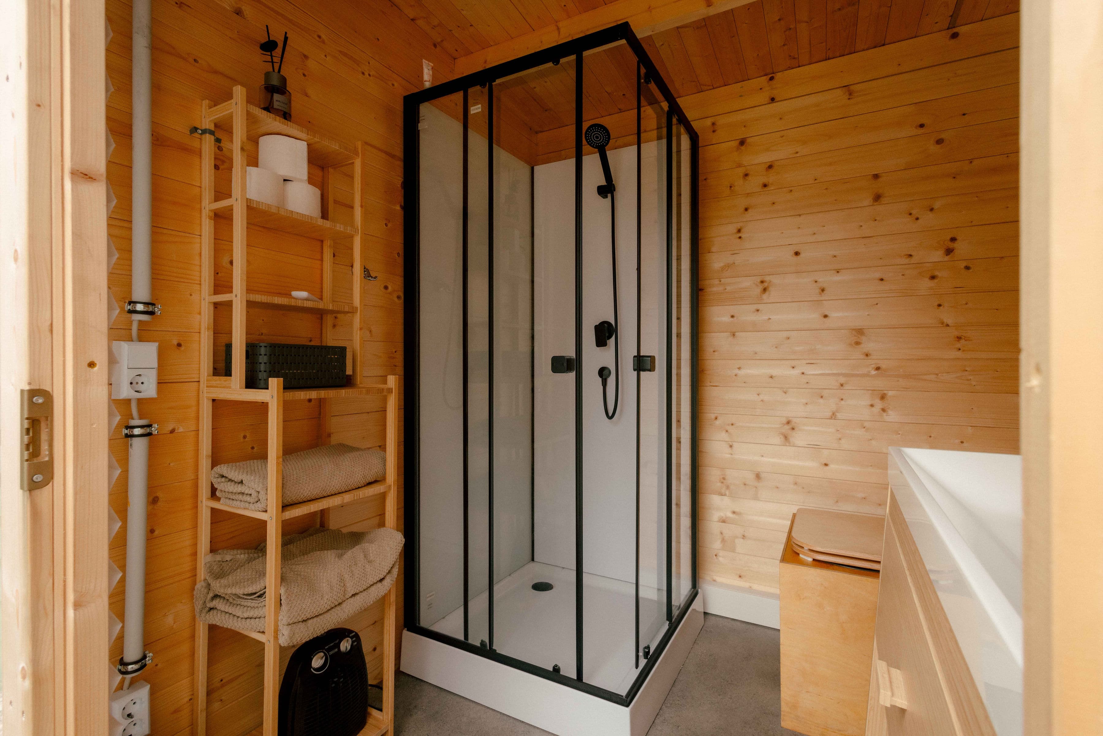 Modernes Badezimmer mit Dusche, Holzverkleidung und Komposttoilette – naturnahes Glamping mit Komfort im Bubble Tent