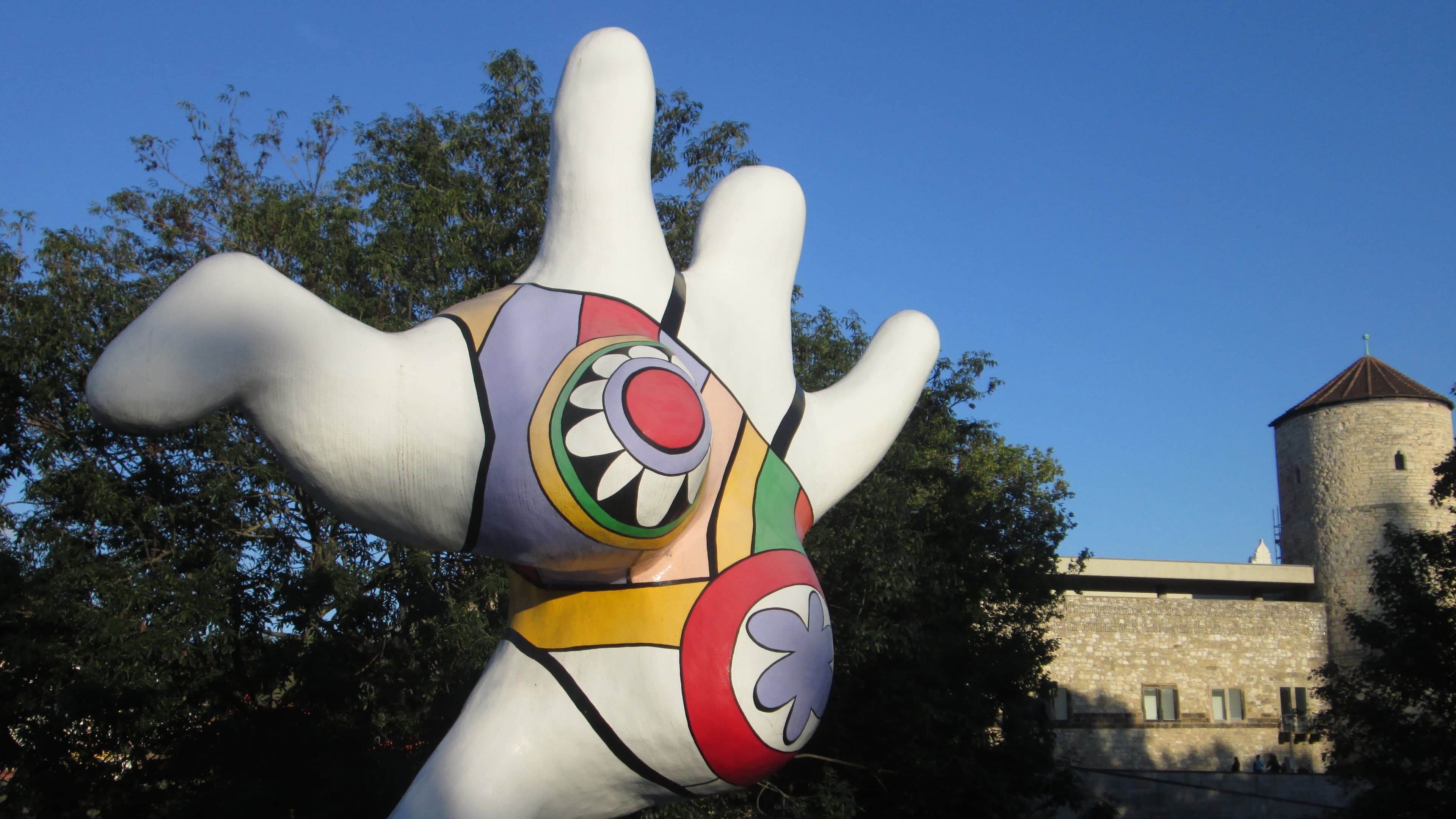 Skulptur von Niki de Saint Phalle in Hannover vor dem Beginenturm, Kunst- und Kulturangebot in der Nähe von Bubble Tent Peine