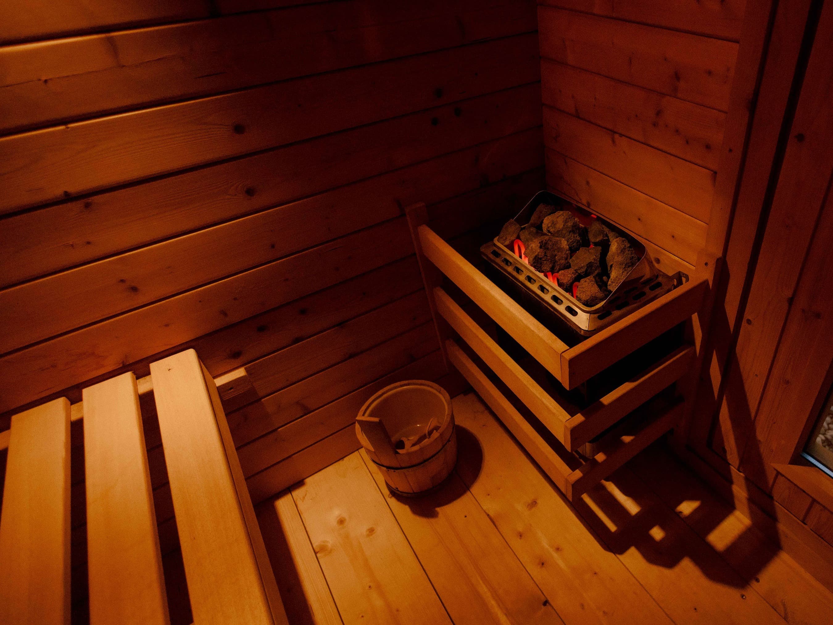 Bubble Tent inklusive privater, holzverkleideter Sauna mit Saunasteinen auf dem Ofen - entspannen wie in privater Therme